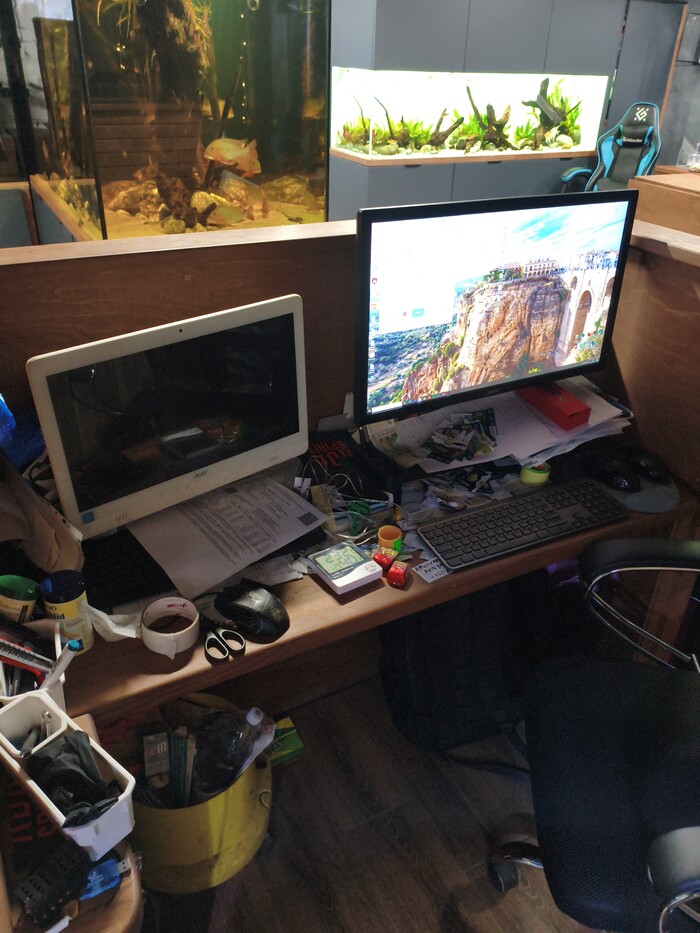 Настоящее рабочее место, а не эти ваши ухоженные постановки )