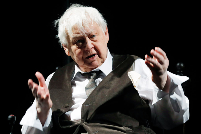 Актер, художественный руководитель МХТ имени А.П. Чехова Олег Табаков в сцене из спектакля "Дракон" режиссера Константина Богомолова. 2017 год