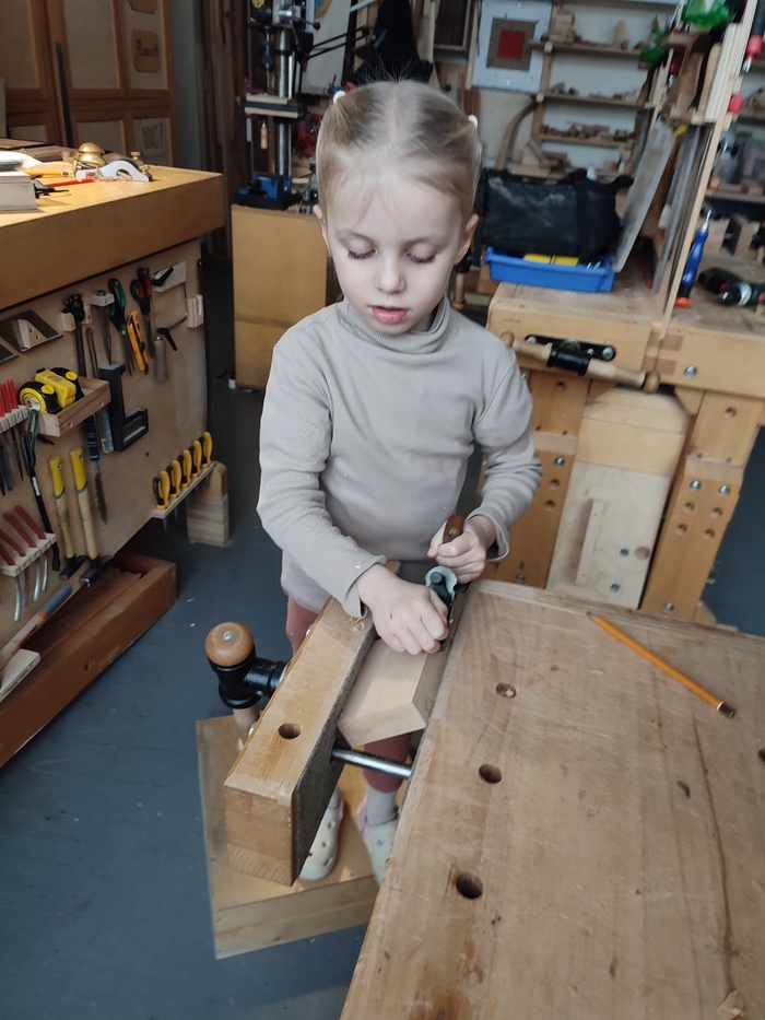 Дочка делает подарок маме - подставку для телефона.