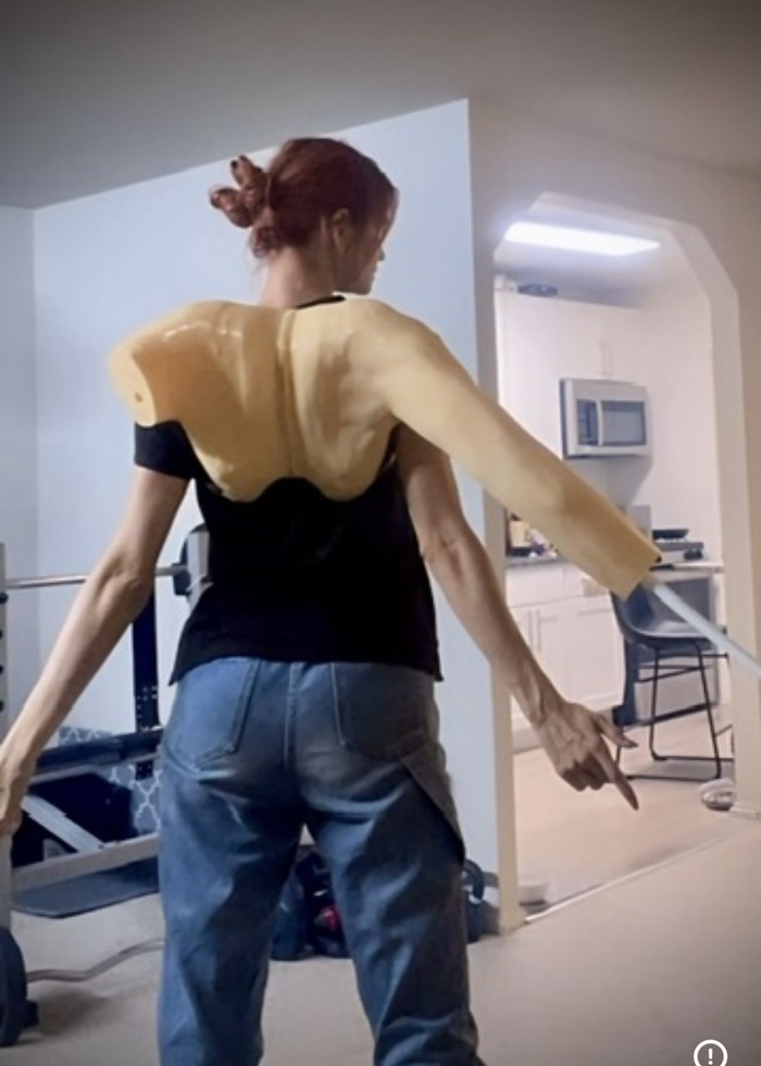 Мужик надевается как рюкзак, на лямочки