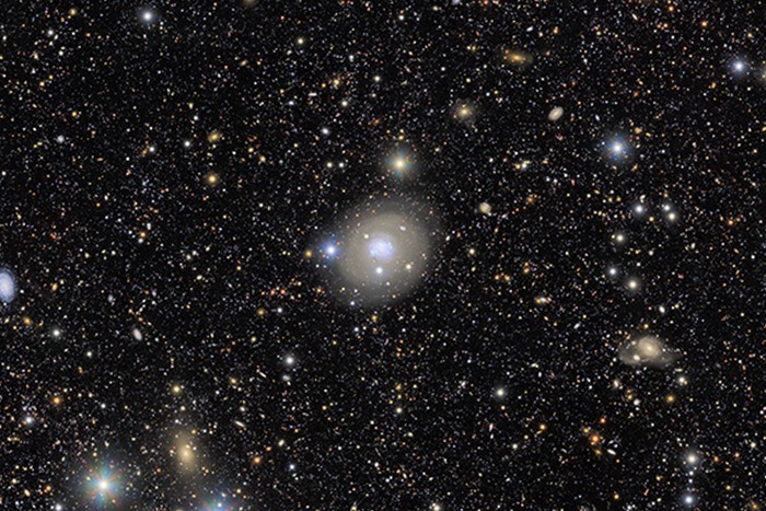 Центральная галактика окружена карликовыми компаньонами / © NSF–DOE Vera C. Rubin Observatory