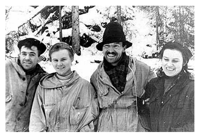 Золотарев в центре снимка