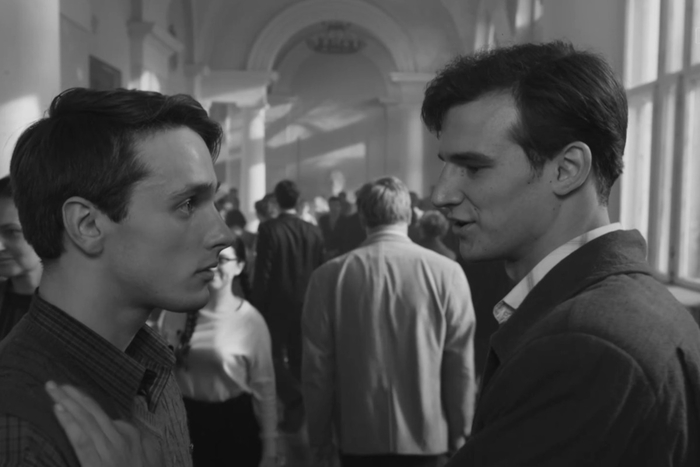 Борис Ельцин (справа) в сериале "Перевал Дятлова", кадр из второй серии