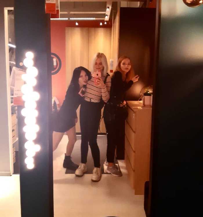 Катя с подругами