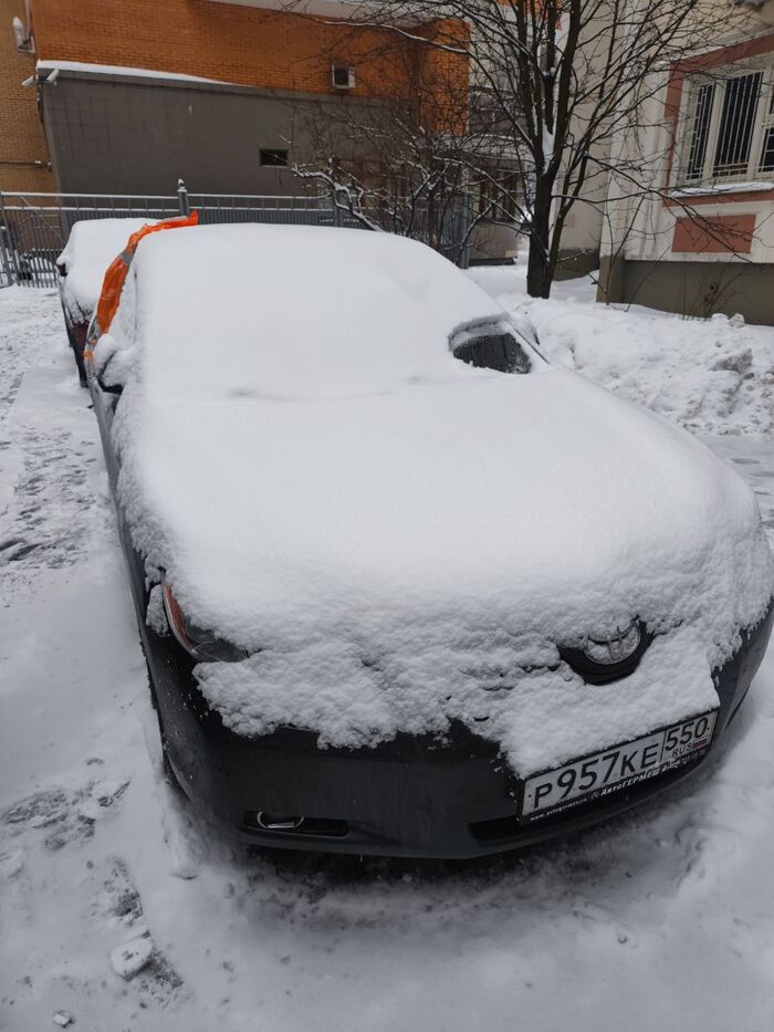 На пинок в колесо никто не вышел, пришлось заклеить как успел, слегка намело внутрь уже. Номера телефона тоже не было.