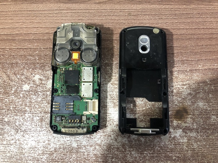 Почти все чипы на плате были залиты флюсом. Кто-то пытался починить устройство прогревом всего подряд :)