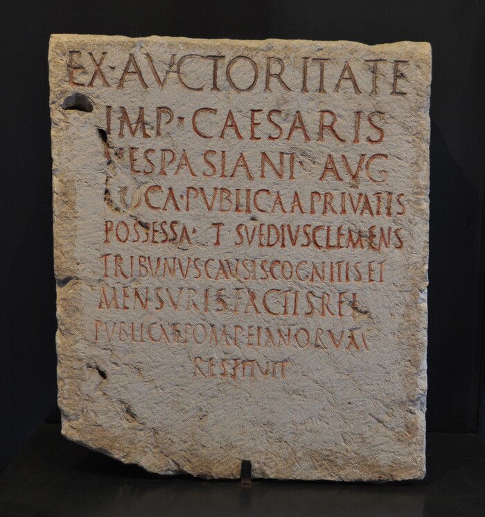 Надпись из Помпей, около 1 века до нашей эры. Пробелов нет, но читать можно, спасибо римлянам за это