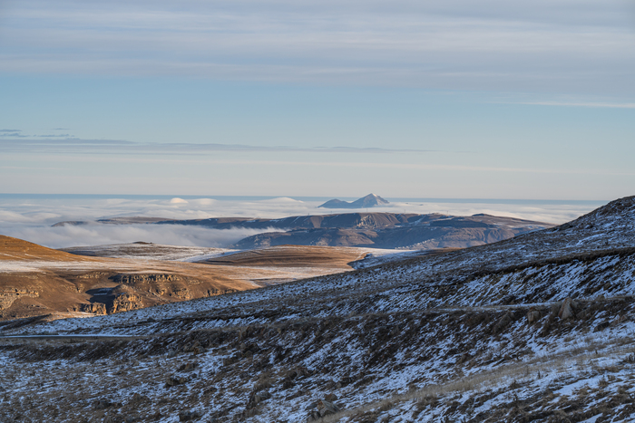 Бештау вдали возвышается над морем облаков.