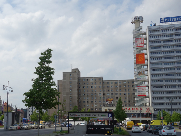 В центре нечто типовое панельное, левее - дома XIX века