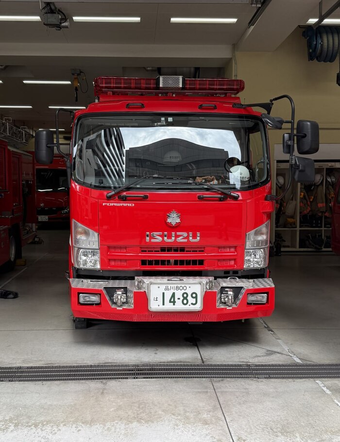 Восьмерка в верхней строчке номере пожарного Isuzu отсылка к спецтранспорту