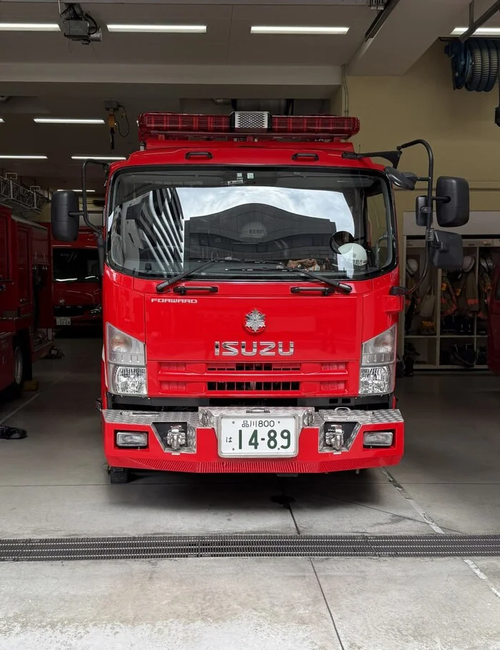 Восьмерка в верхней строчке номере пожарного Isuzu отсылка к спецтранспорту