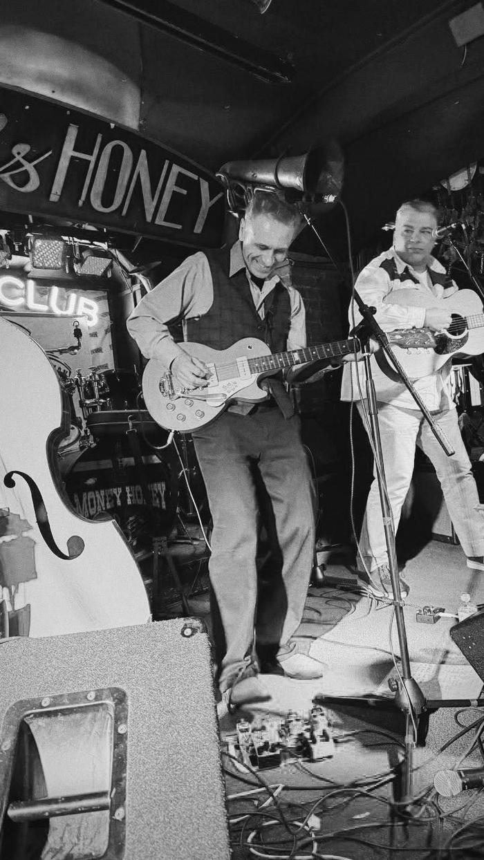 Московская группа The Springbud 3's на сцене петербургского клуба Мани-Хани