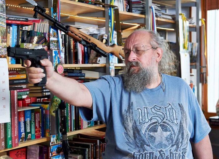 «Слышь, фильо да пута, ты это кому сказал? Ты знаешь, какого размера у меня библиотека? Толщину моих очков видел, щенок??»