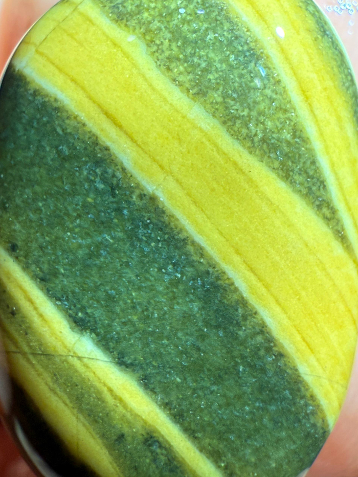 Малюсенькая полосато-зелёная яшма