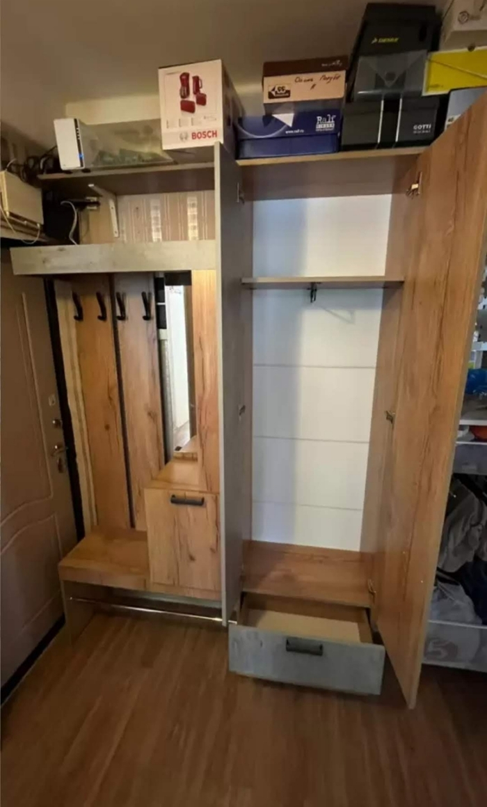 Я купила почти такую же прихожую (вполне даже устраивает), но насколько при этом удобно пользоваться входной дверью ... Вот прям любопытно