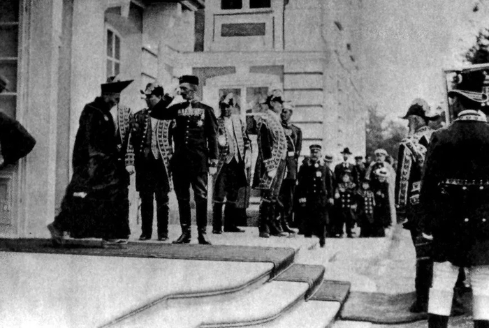 Агван Доржиев выходит из Большого дворца в Петергофе после аудиенции у царя, 23 июня 1901 года.