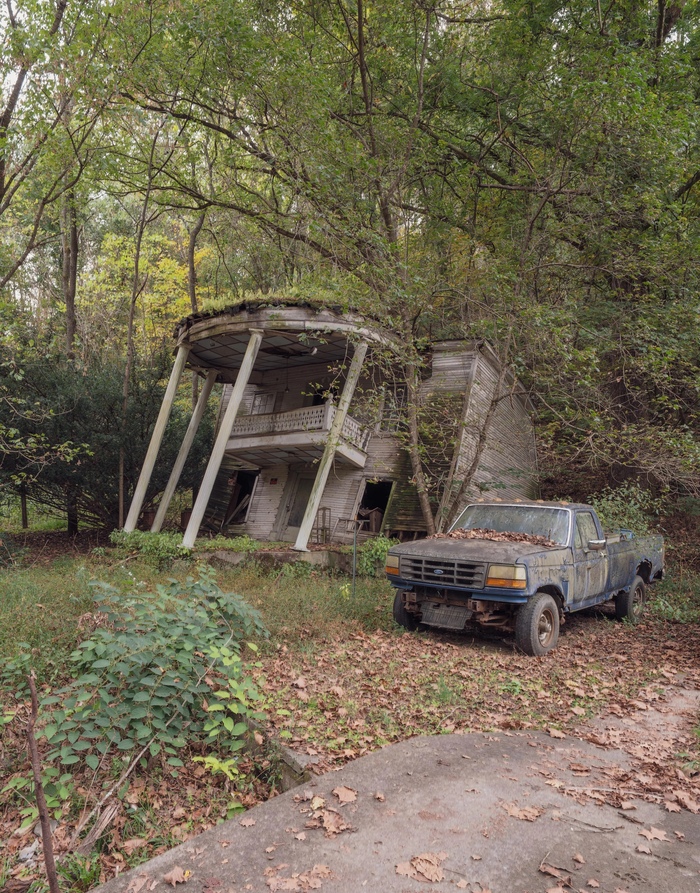 Заброшенный дом и пикап