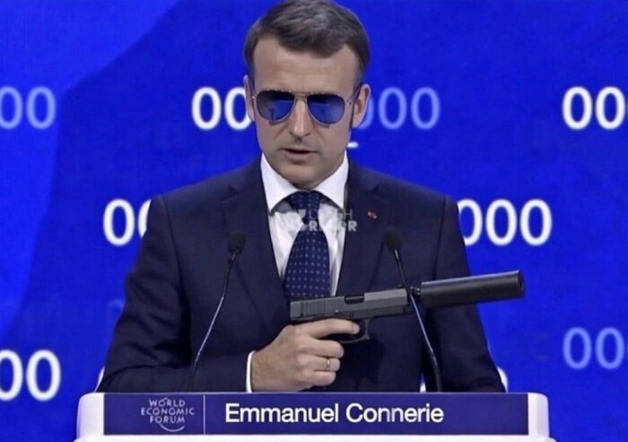 Основная тема фотожаб с Макроном – это прифотошопливание к нему разных видов оружия, чтобы он выглядел еще более похоже на агента 007 или Сталлоне