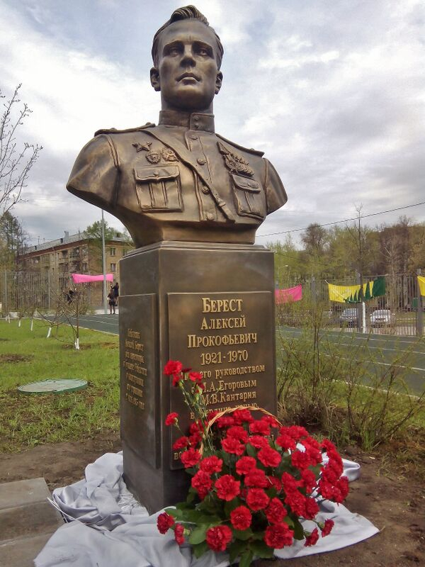 Бюст героя. Долгое время это было единственным напоминанием о человеке, который фактически поставил точку в войне.