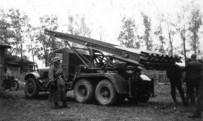 Вопреки расхожему мифу, что установки БМ-13 якобы взрывали, чтобы они не попадали немцам, и поэтому дескать немцы не могли узнать секрет этого "чудо-оружия". На самом деле и БМ-13 попадали в Вермахт, и Nebelwerfer в РККА.