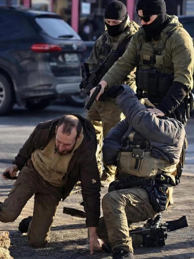 Попытка зачем-то достать магазин гражданином США, после уже извлечения пистолета, провокация или действие в рамках "закона"?