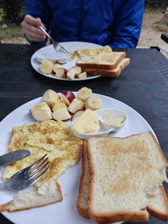 Завтрак в гостинице Trekkers Lodge, еще был чайник молочного чая.
