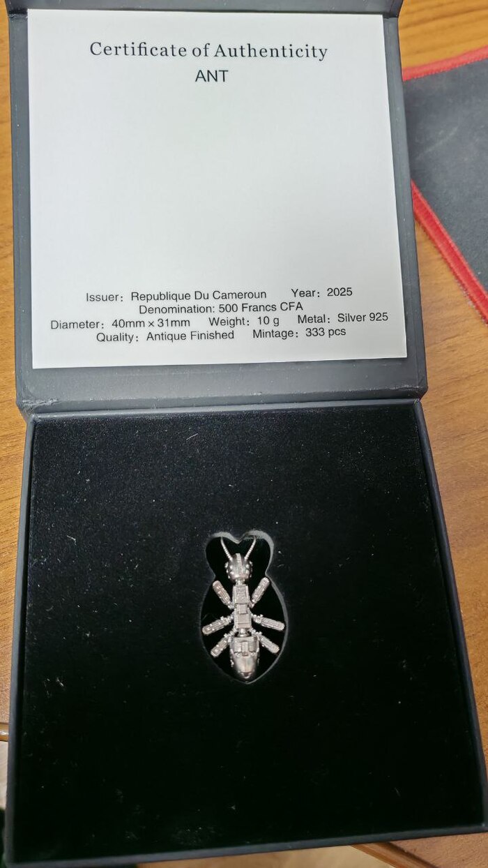 Сертификат, на котором указаны все данные и сам муравей