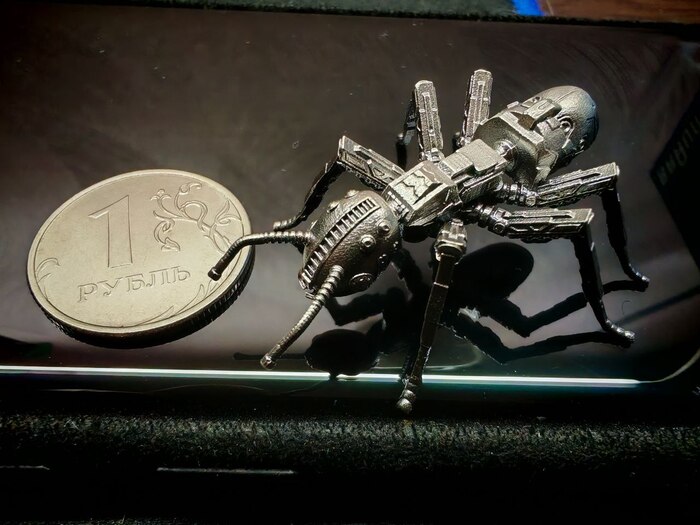 Рядом с рублем,для понимания масштаба этой красоты