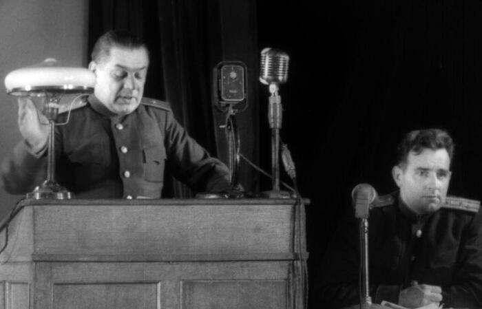 Член Военного трибунала генерал-майор юстиции Т.Л. Сытенко зачитывает приговор. 28 января 1946 года.