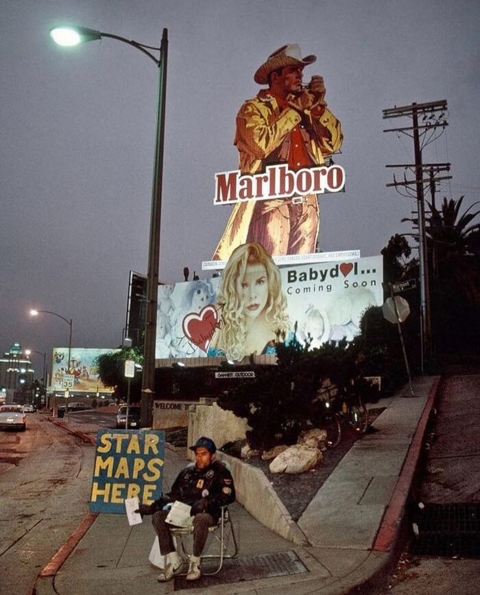 Продажа «звёздных карт» под рекламой «Человека Marlboro» на Sunset Strip в 1991 году