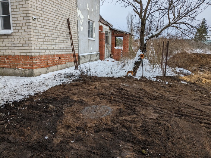 ну вот и все, разровняли, даже куст алычи воткнули на место) снежком припорошит, и незаметно будет
