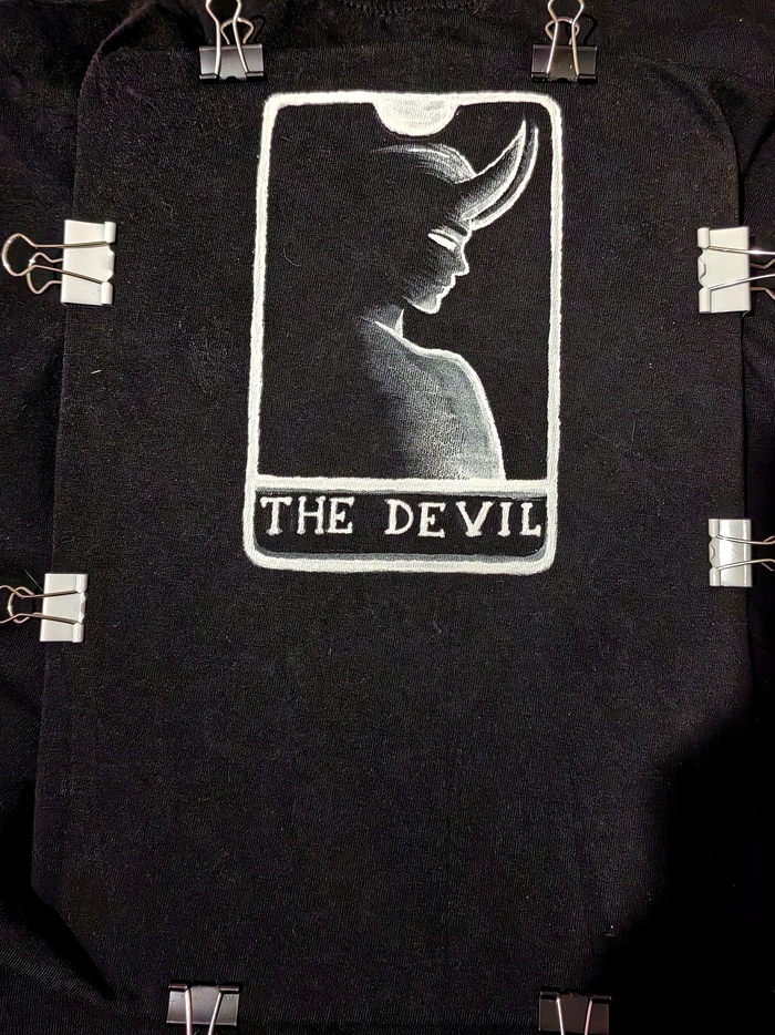 Там ещё цифра XV вверху должна быть, ибо это аркан Таро, но я забыла про неё. 😅