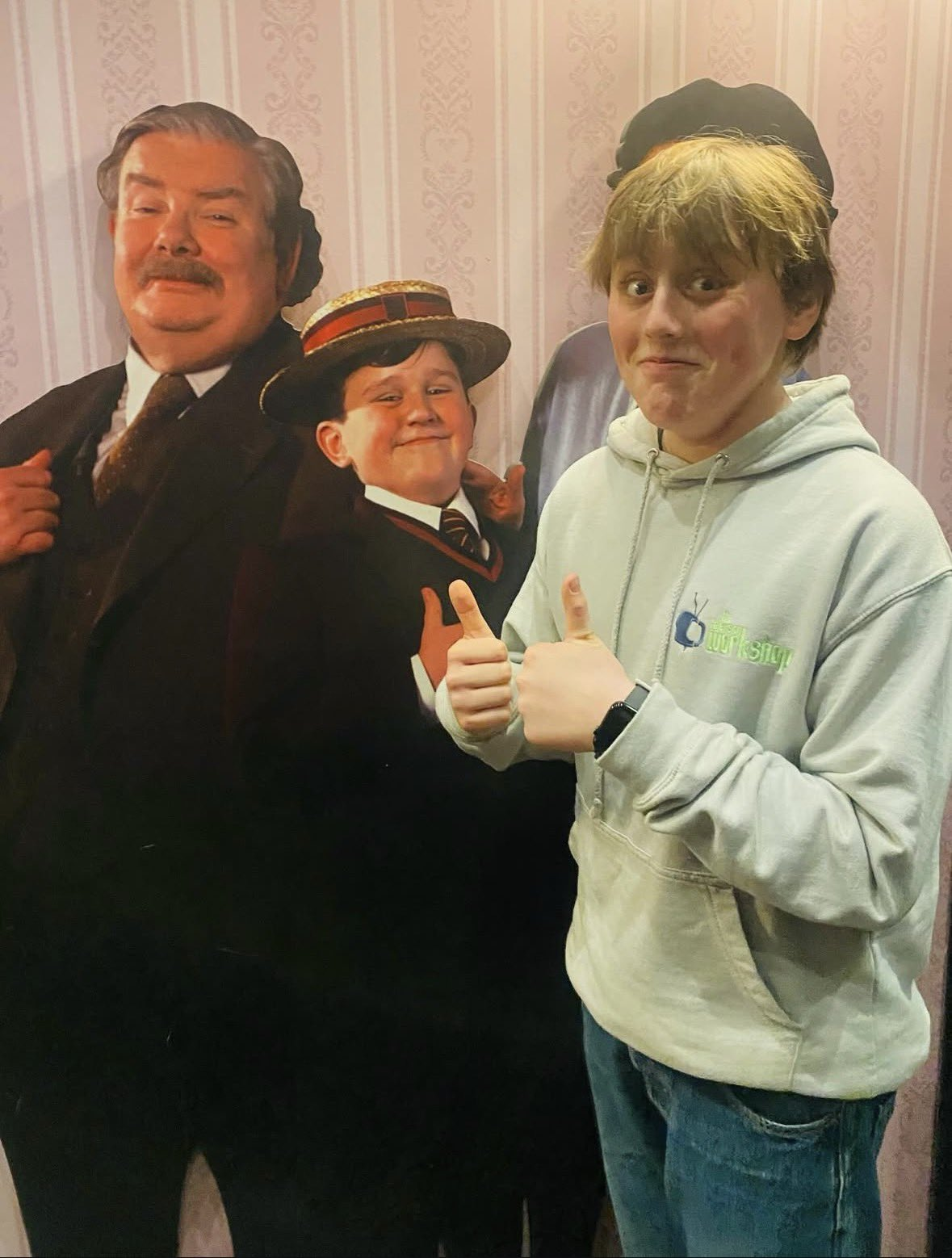 Амос Китсон (Дадли Дурсль в сериале HBO) посетил дом Дурслей в парке The Making of Harry Potter - The Making of Harry Potter, Гарри Поттер, Актеры и актрисы, Дадли Дурсль, HBO, Длиннопост