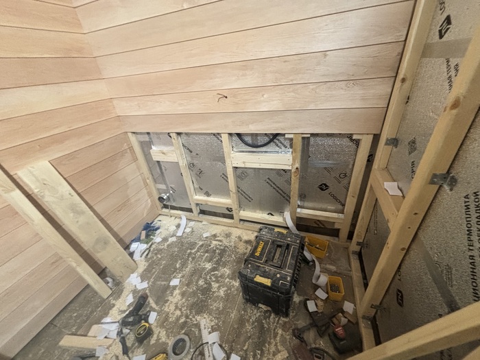 Виден провод для датчика температуры/влажности