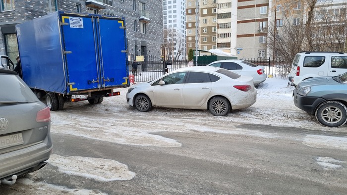 На этом фото нет ни одной припаркованной по правилам машины - все нарушают.