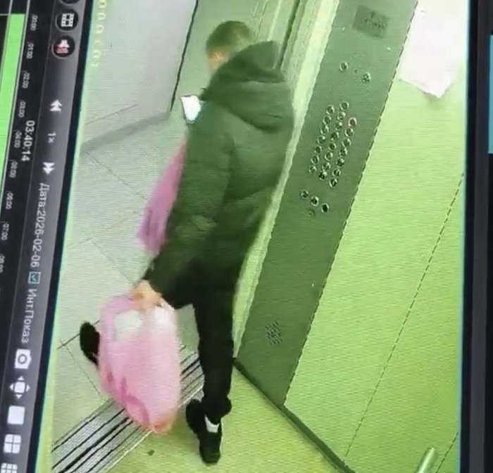 Поднялся на этаж с этой коробкой.