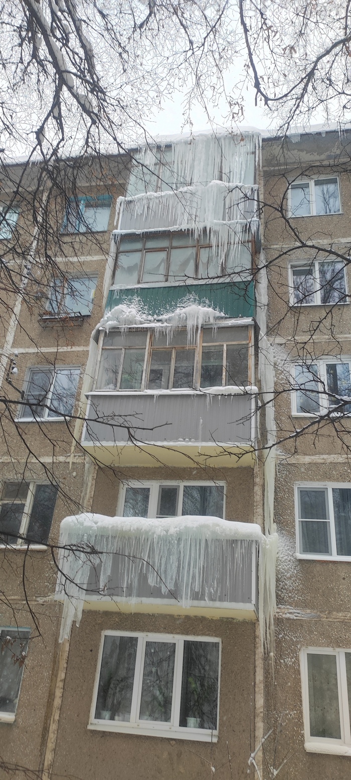 Ответ на пост «Закат конечно красивый, но сосульки конечно опасные»