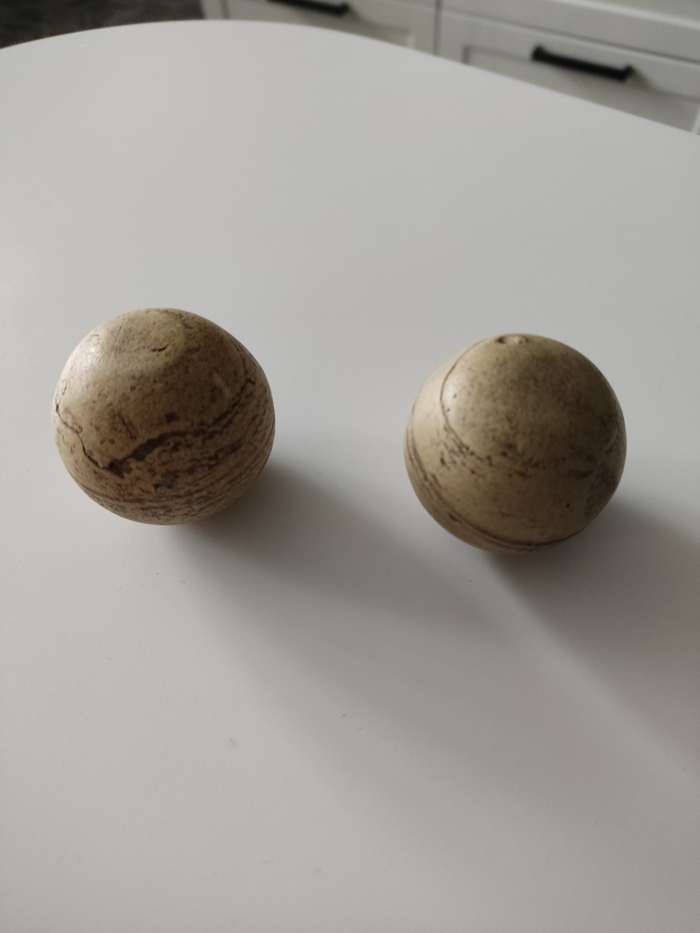 Шары найдены в разных локациях исправительной колонии. Вроде как каменные.
