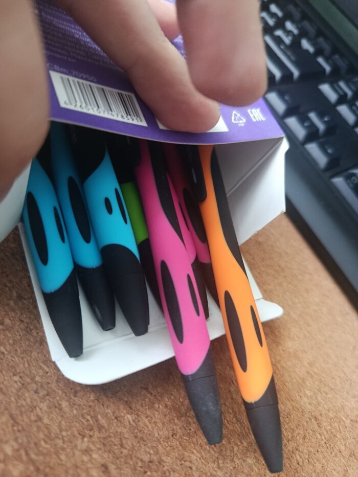 Можно разделять по цветам. Красные даю на подпись людям, остальными пишу сам) Почти как штаны)