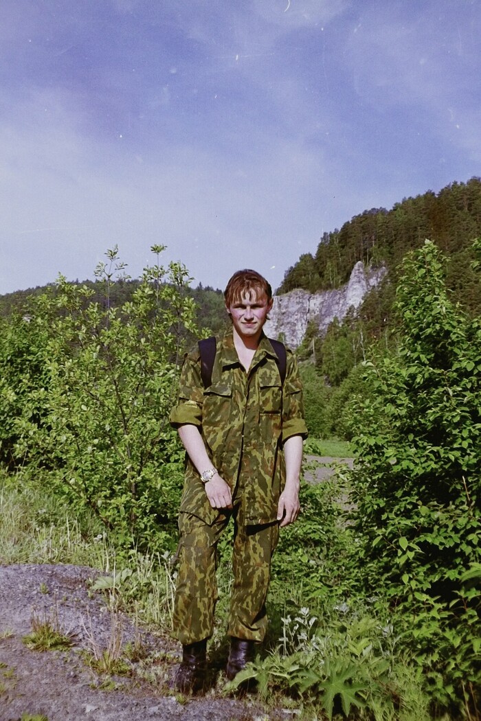 Костик на фоне Ермака (не покупайте китайские слайд-сканеры - сканируют они быстро, но как же они портят фотографии!)