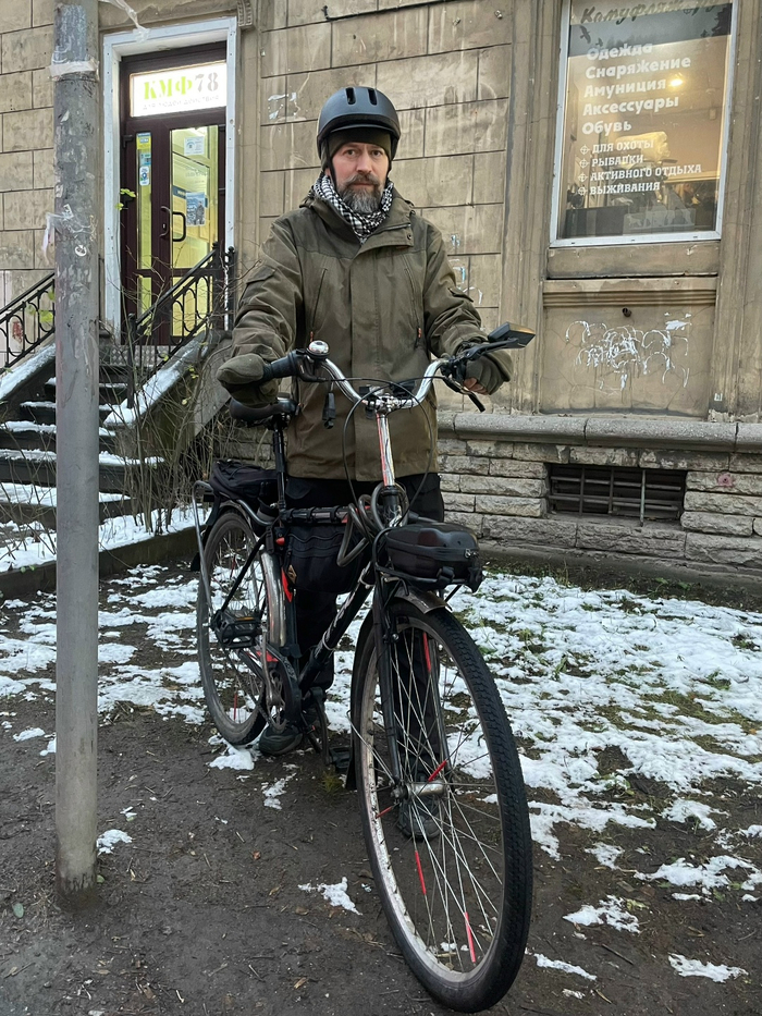 Наш менеджер Николай — 5 дней в неделю Николай приезжает на работу на велосипеде — в любую погоду!