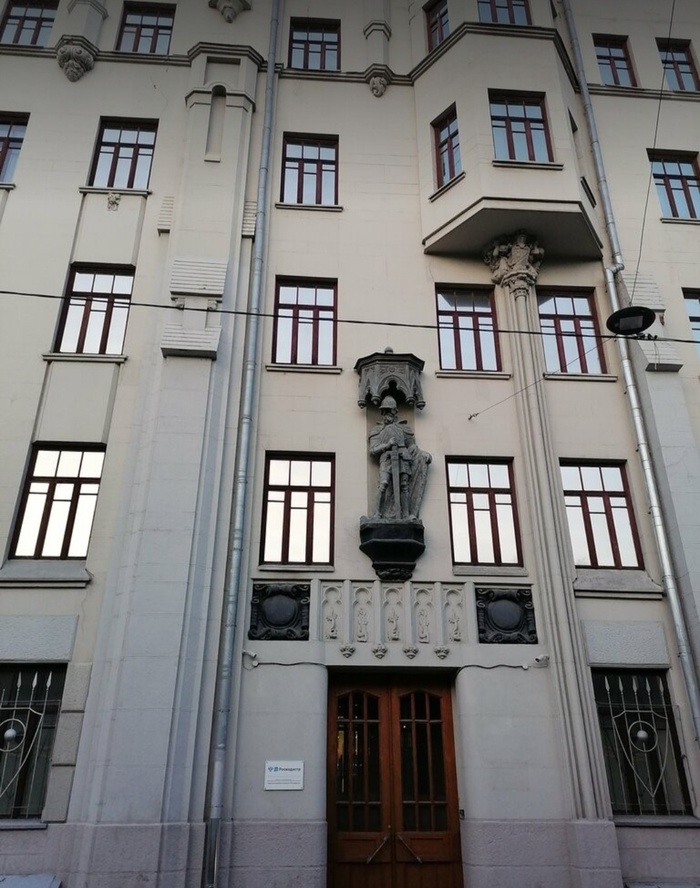 Рыцарь над входом. Фото: пользователь Яндекс-карты