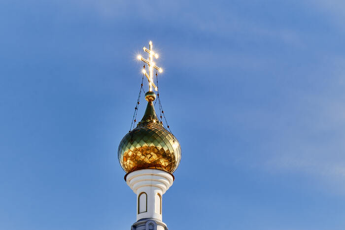 Блестит на солнце он