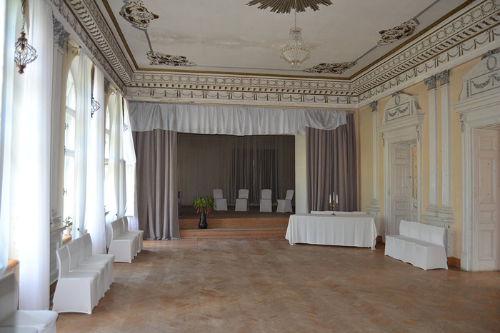 В белом парадном зале звучит музыка и ставятся спектакли.