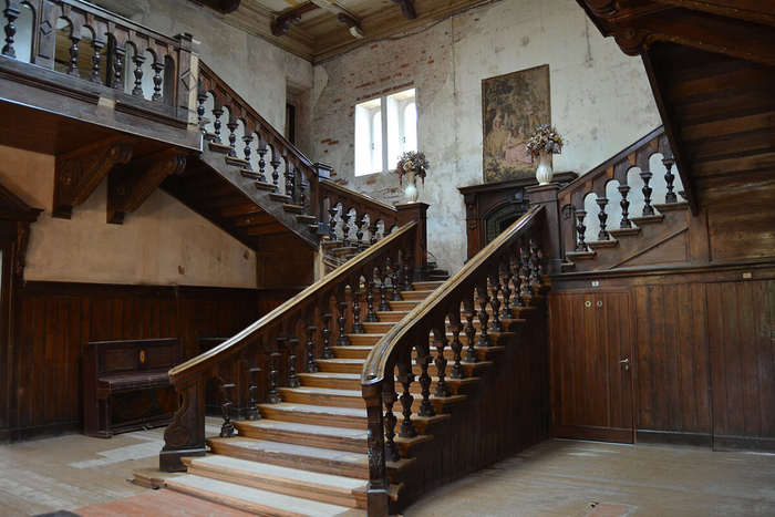 Парадная лестница сохранилась, ей даже не потребовалась реставрация. Стены, к сожалению, остались в «историческом состоянии».