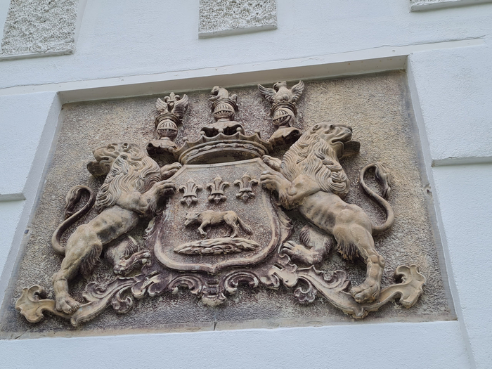 Герб на фронтоне.