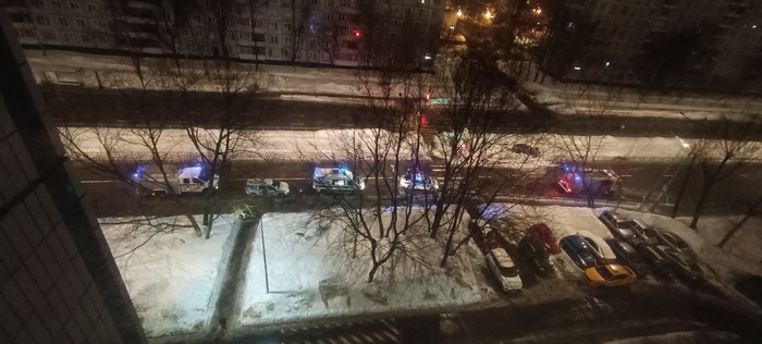 Прибыл экипаж спасателей. Осмотрели машину, ходили собирали разлетевшиеся вещи девушки...