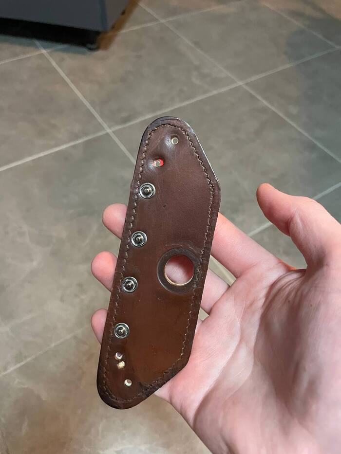 видно что в германии работали такие же криворукие крестьяне как и мы, дырки под ремешок по обеим сторонам с первого раза пробили не там)