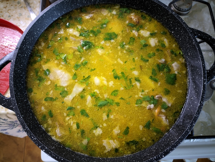 Супчик собран, кинза докинута, прогрет, на соль проверен, пара колечек халапешек добавлена.