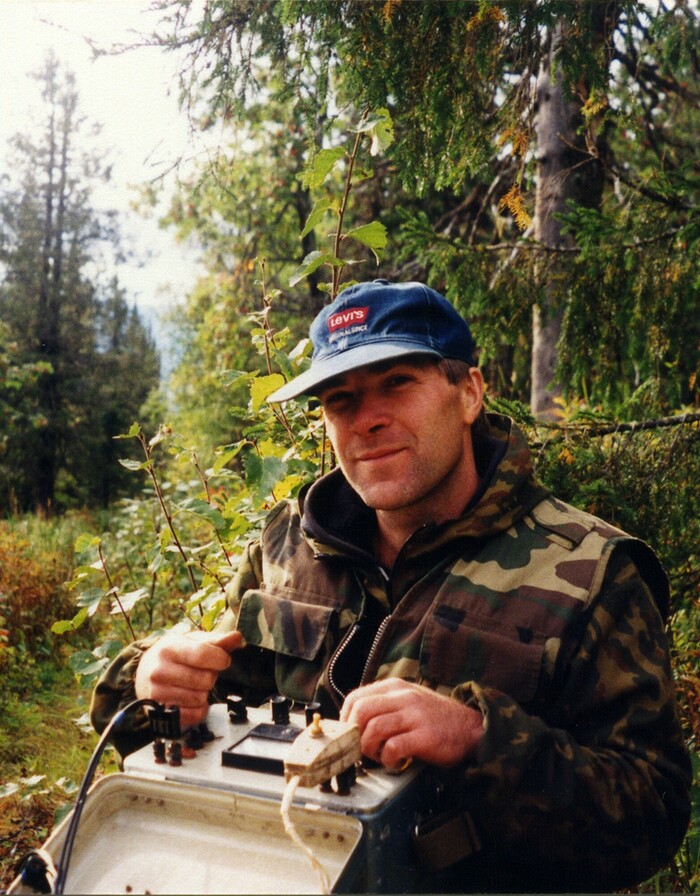 Очень у меня хороший жилет был: тёплый и со множеством карманов, куда можно было и инструмент сложить, и спички и даже кусок полиэтилена от дождя в большой карман на спине.